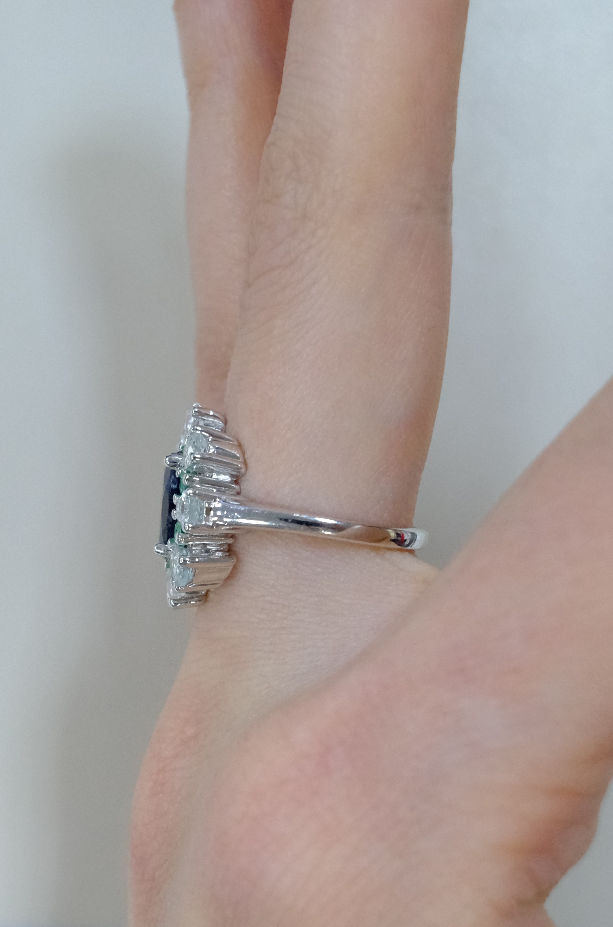 Серебряное кольцо с сапфиром и изумрудами
